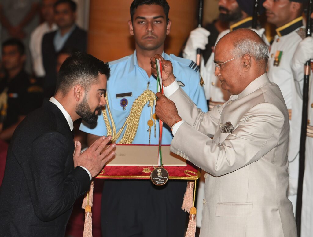 Virat Kohli receiving Khel Ratna by the President.